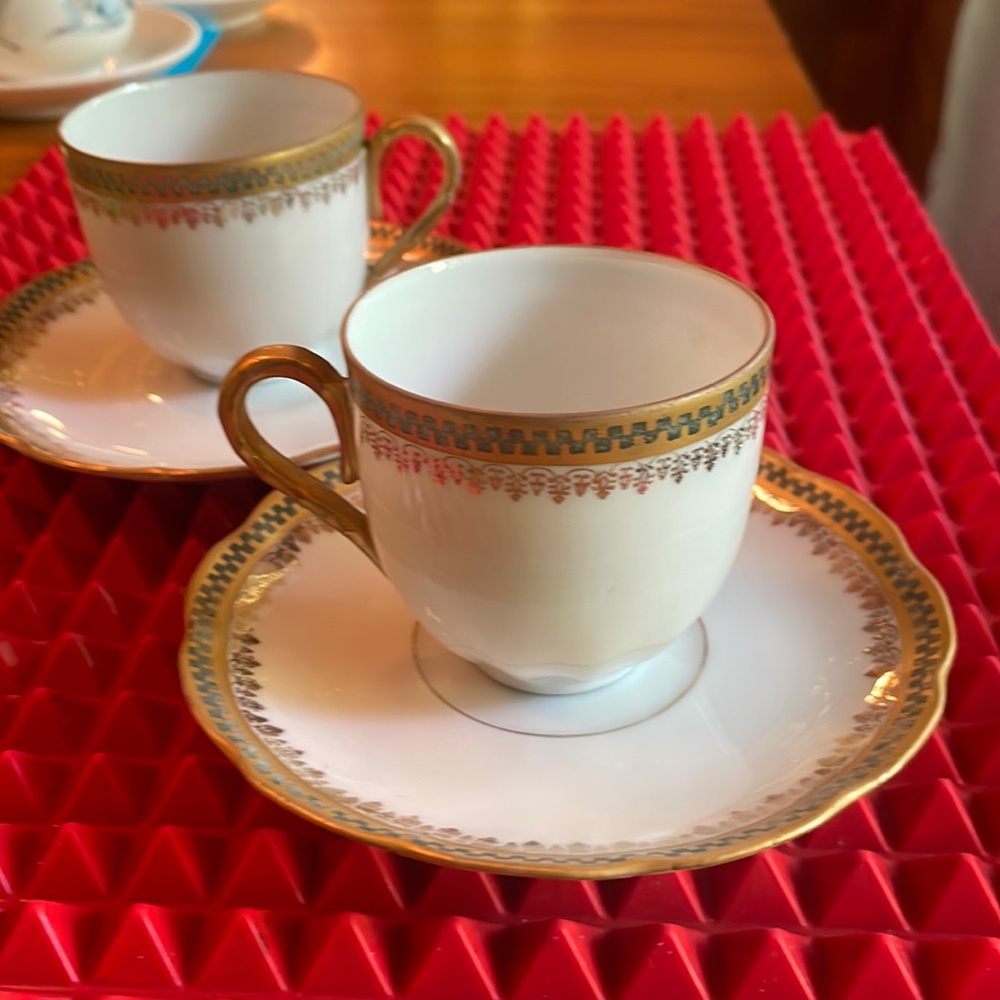 PAIR OF ANTIQUE VICTORIA GOLD & GREEN TEACUPS AND SAUCERS